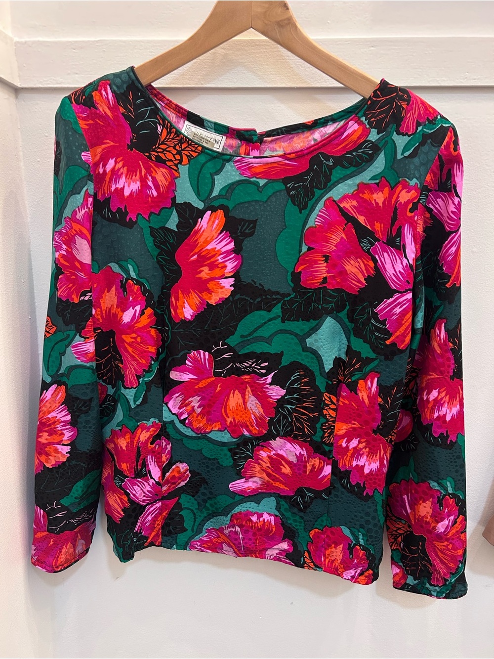 Vintage Evan Picone Green and Pink Floral Long-Sleeve Crewneck Top in SILK - Picture 2 of 8